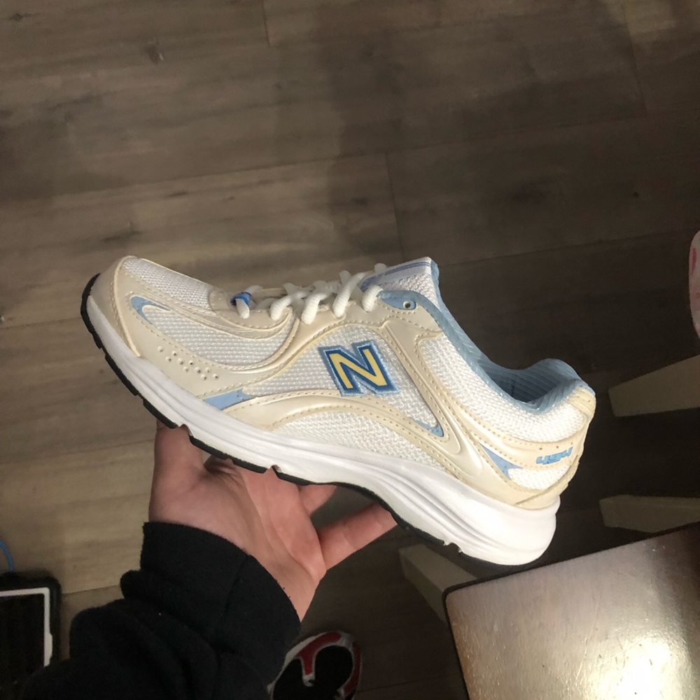 Women’s New Balance 494 ‘Cream/Baby Blue size 7